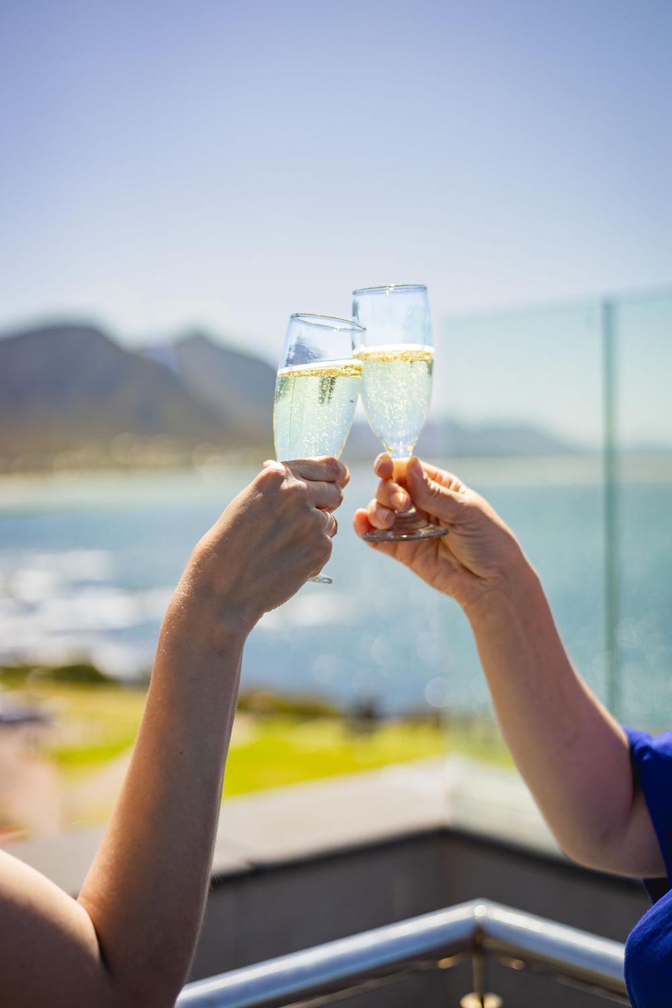 Hermanus Waterfront, Ocean Deluxe - Apartment 2 ภายนอก รูปภาพ